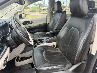 2020 Chrysler Pacifica Limited   - Photo 10 - Harlingen, TX 78550