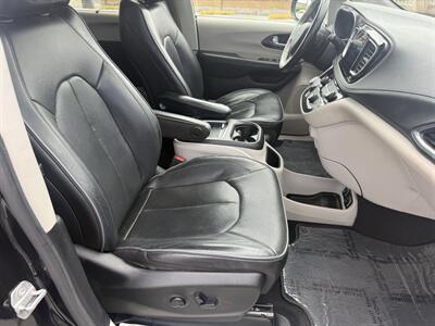 2020 Chrysler Pacifica Limited   - Photo 12 - Harlingen, TX 78550