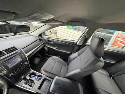 2016 Toyota Camry SE   - Photo 12 - Eugene, OR 97402