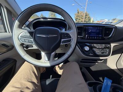 2017 Chrysler Pacifica Limited - Photo 11 - Eugene, OR 97402
