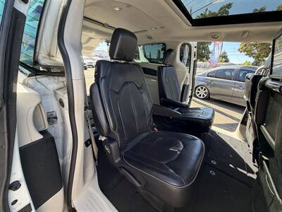2017 Chrysler Pacifica Limited - Photo 13 - Eugene, OR 97402