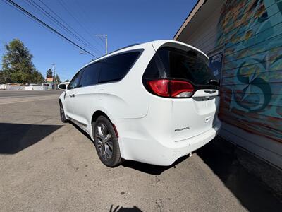 2017 Chrysler Pacifica Limited - Photo 3 - Eugene, OR 97402