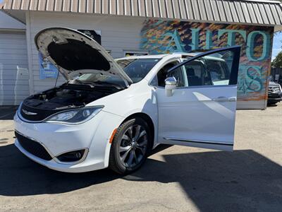 2017 Chrysler Pacifica Limited - Photo 5 - Eugene, OR 97402
