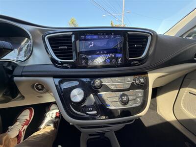 2017 Chrysler Pacifica Limited - Photo 18 - Eugene, OR 97402