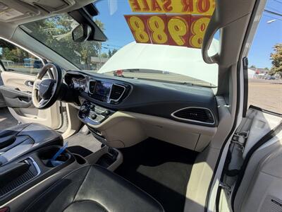 2017 Chrysler Pacifica Limited - Photo 12 - Eugene, OR 97402