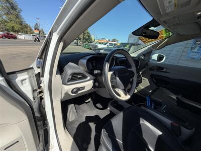 2017 Chrysler Pacifica Limited - Photo 10 - Eugene, OR 97402