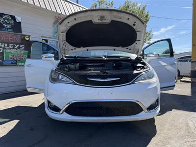 2017 Chrysler Pacifica Limited - Photo 4 - Eugene, OR 97402