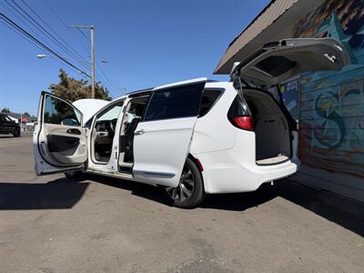 2017 Chrysler Pacifica Limited - Photo 6 - Eugene, OR 97402