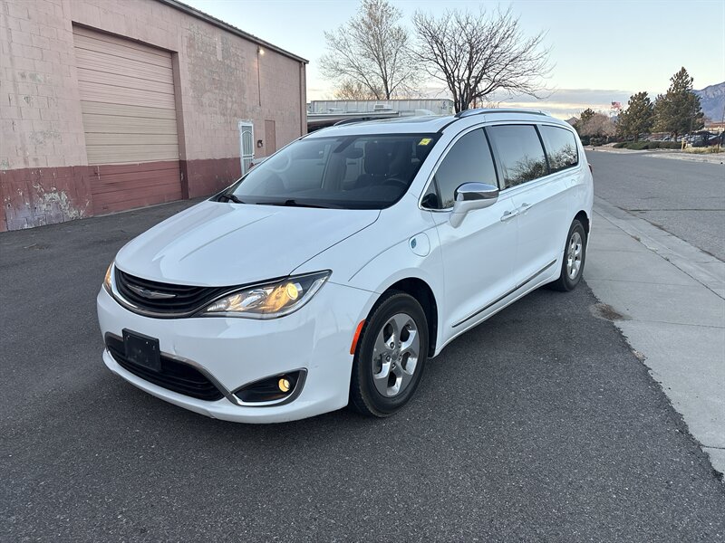 2018 Chrysler Pacifica Hybrid Limited hybrid - Photo 2 - Albuquerque, NM 87123