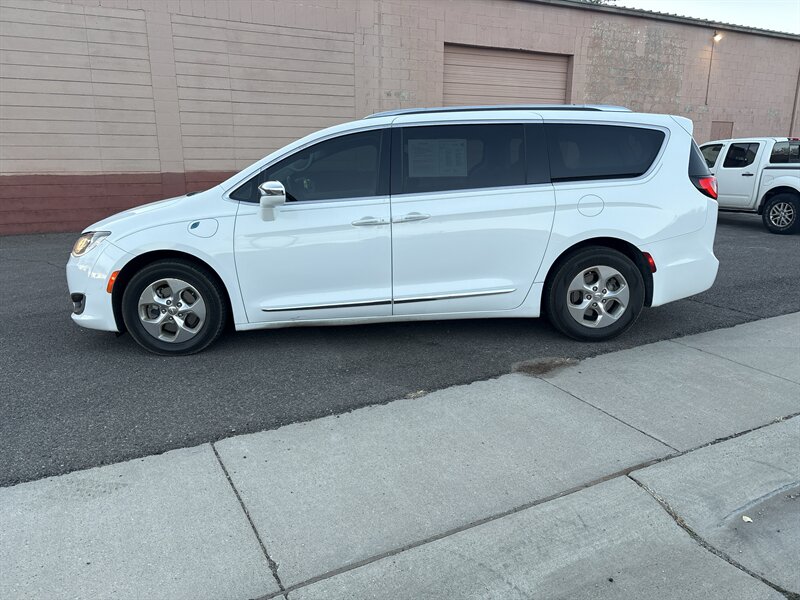 2018 Chrysler Pacifica Hybrid Limited  hybrid