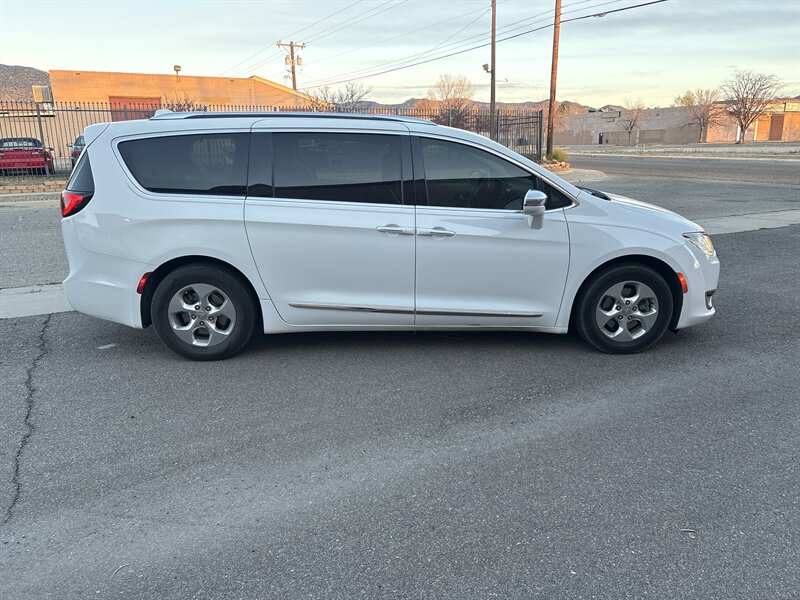 2018 Chrysler Pacifica Hybrid Limited hybrid - Photo 5 - Albuquerque, NM 87123