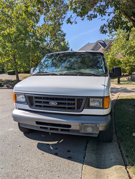 2005 Ford E-350 SD XL 6.0L Diesel 8-seater passenger van   - Photo 1 - Frankfort, KY 40601