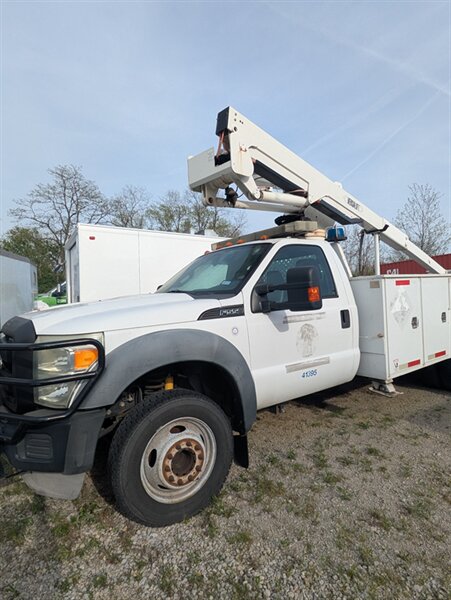 2011 Ford F-550 Super Duty with Versalift  