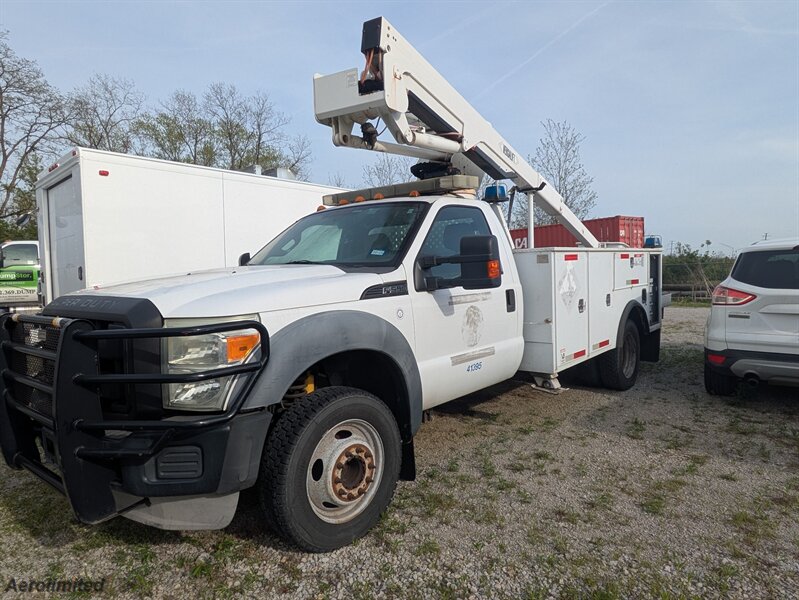 2011 Ford F-550 Super Duty with Versalift  