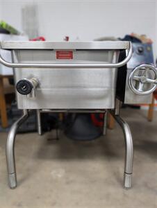 Groen 30-gals Tilting Electric Braising Pan BPM-30EC - Photo 1 - Frankfort, KY 40601