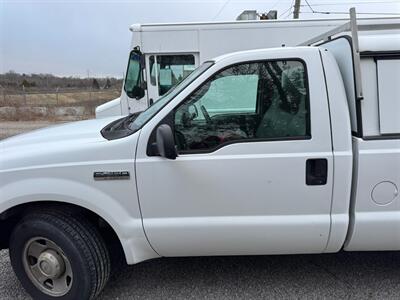 2005 Ford F-250 Super Duty XL with ARE commercial truck cap   - Photo 3 - Frankfort, KY 40601