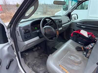2005 Ford F-250 Super Duty XL with ARE commercial truck cap   - Photo 4 - Frankfort, KY 40601