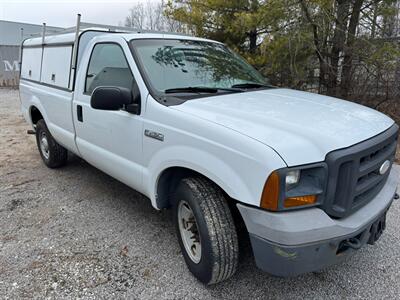 2005 Ford F-250 Super Duty XL with ARE commercial truck cap   - Photo 1 - Frankfort, KY 40601