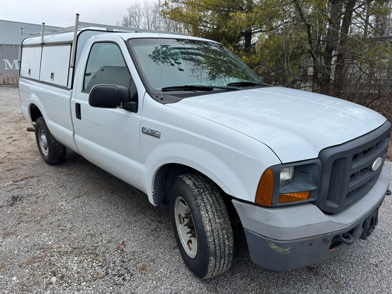 2005 Ford F-250 Super Duty XL with ARE commercial truck cap   - Photo 1 - Frankfort, KY 40601
