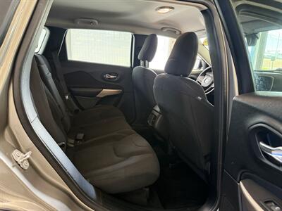 2017 Jeep Cherokee Latitude   - Photo 7 - Madras, OR 97741
