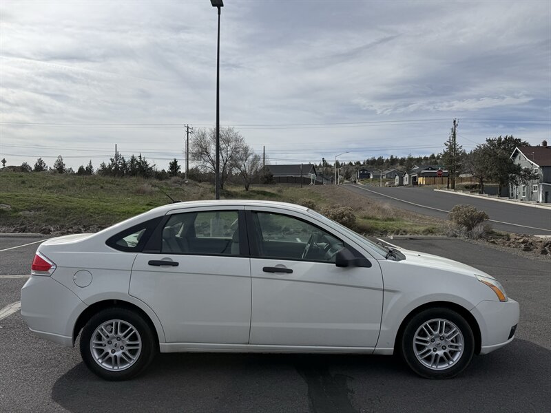 2011 Ford Focus SE   - Photo 1 - Madras, OR 97741