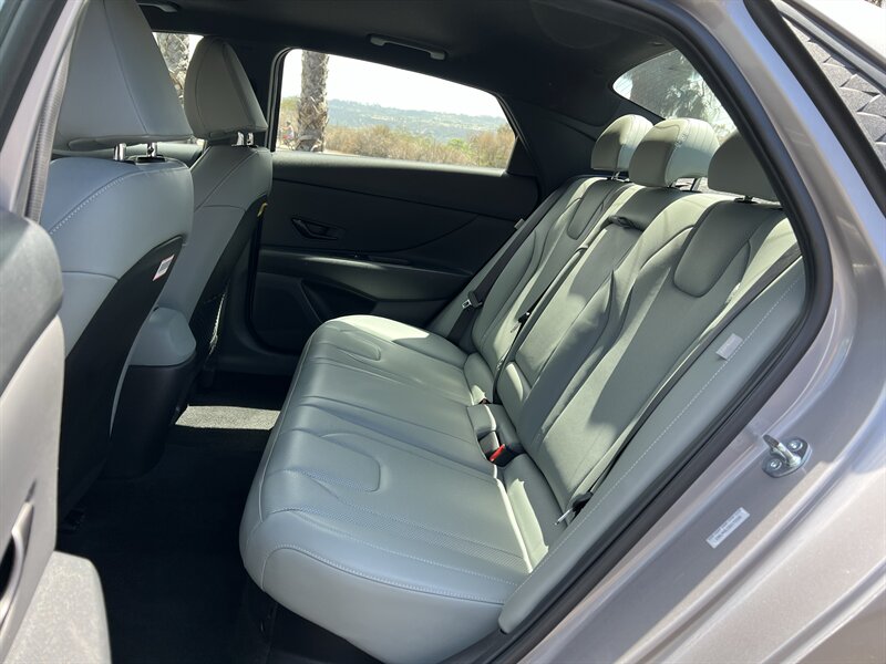 2025 Hyundai Elantra Limited - Photo 12