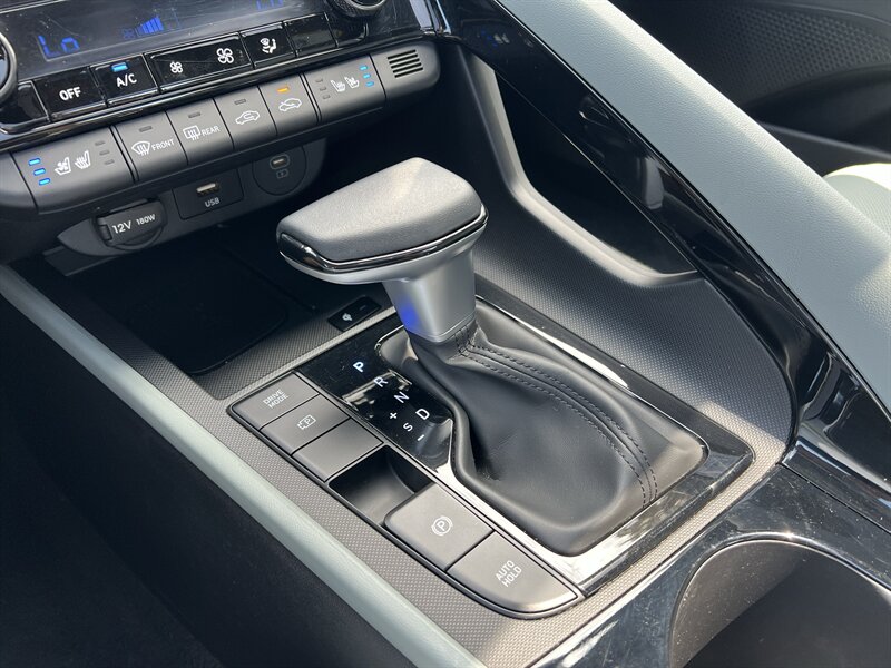 2025 Hyundai Elantra Limited - Photo 15