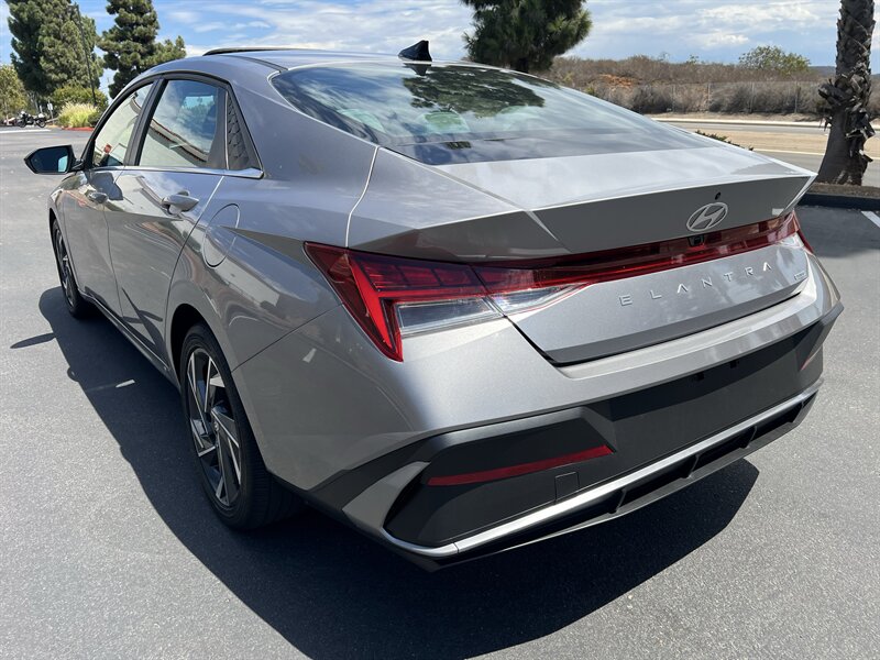 2025 Hyundai Elantra Limited - Photo 3