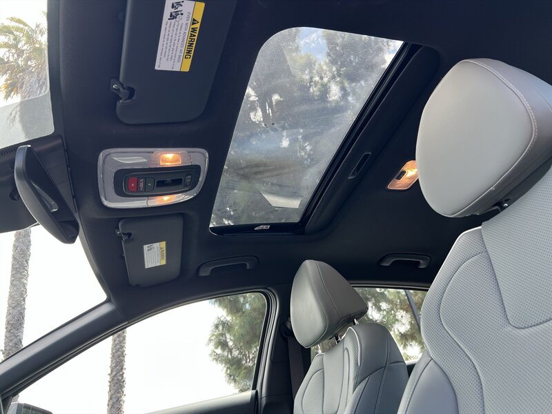 2025 Hyundai Elantra Limited - Photo 13