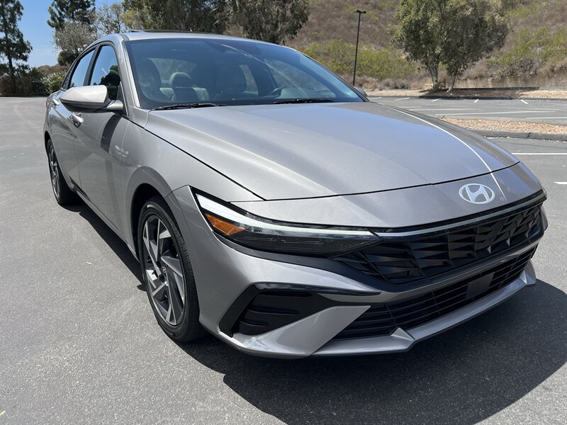 2025 Hyundai Elantra Limited - Photo 4