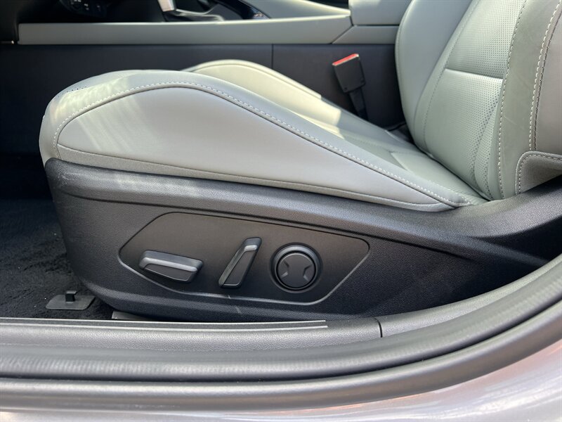2025 Hyundai Elantra Limited - Photo 10