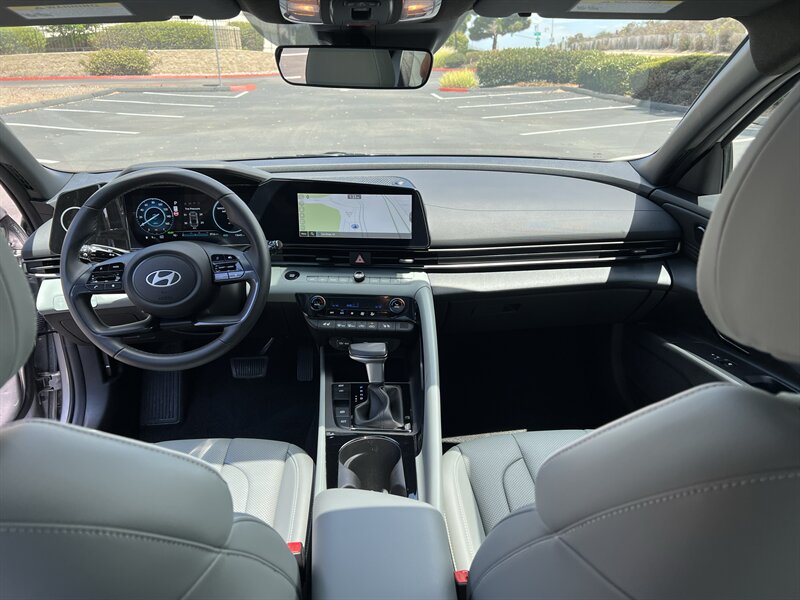 2025 Hyundai Elantra Limited - Photo 14