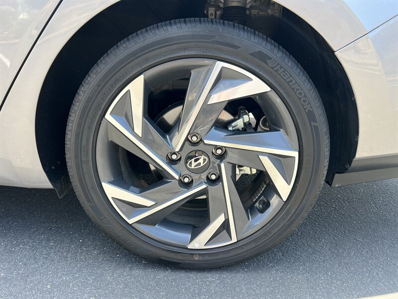 2025 Hyundai Elantra Limited - Photo 22