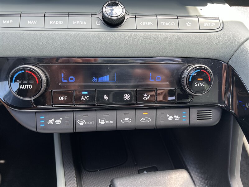 2025 Hyundai Elantra Limited - Photo 16