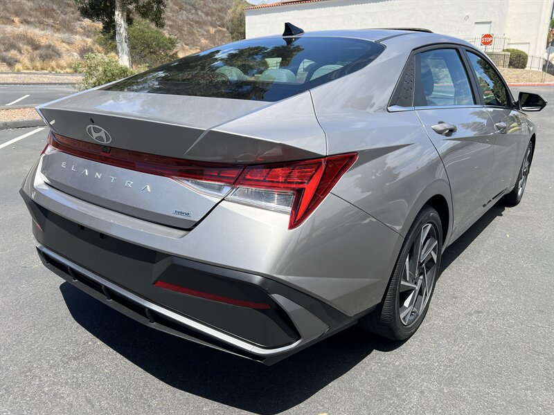 2025 Hyundai Elantra Limited - Photo 5