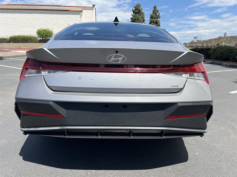 2025 Hyundai Elantra Limited - Photo 6