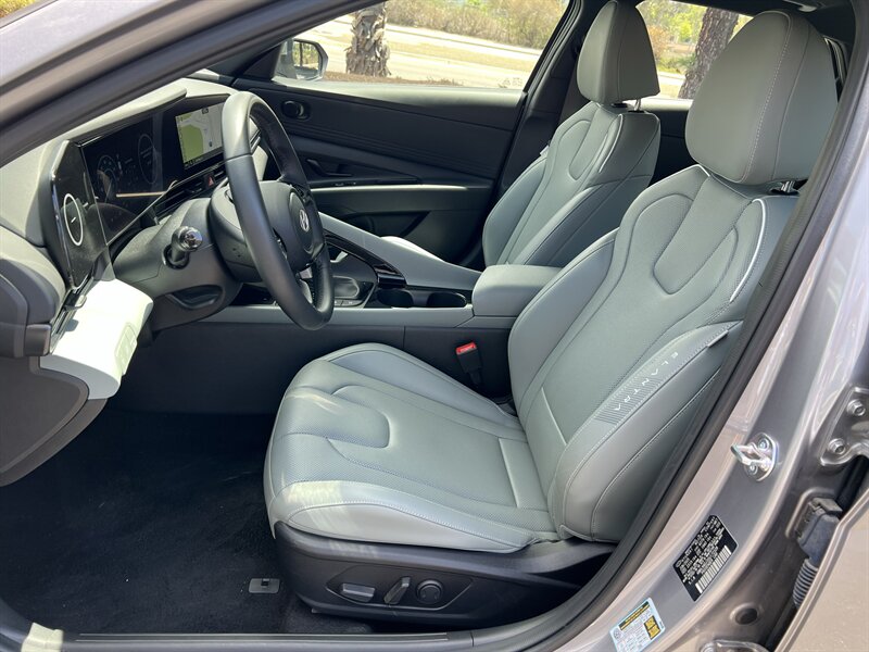 2025 Hyundai Elantra Limited - Photo 9