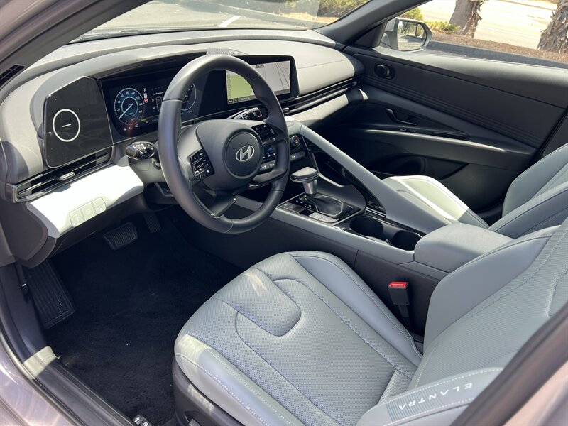 2025 Hyundai Elantra Limited - Photo 8