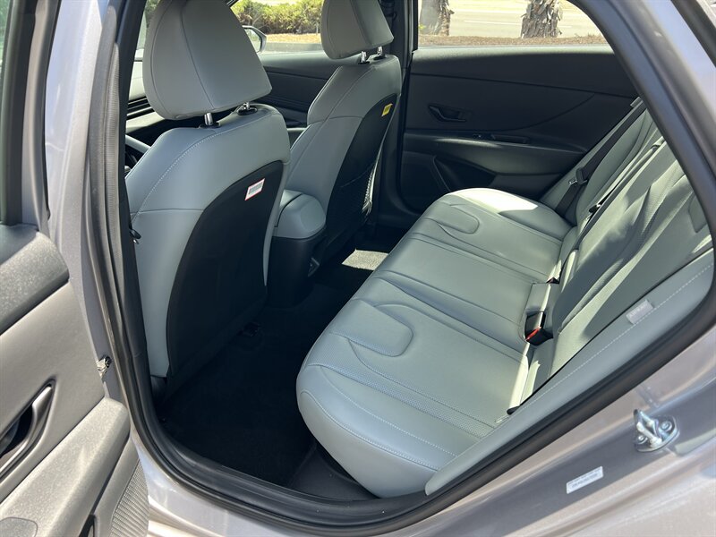 2025 Hyundai Elantra Limited - Photo 11