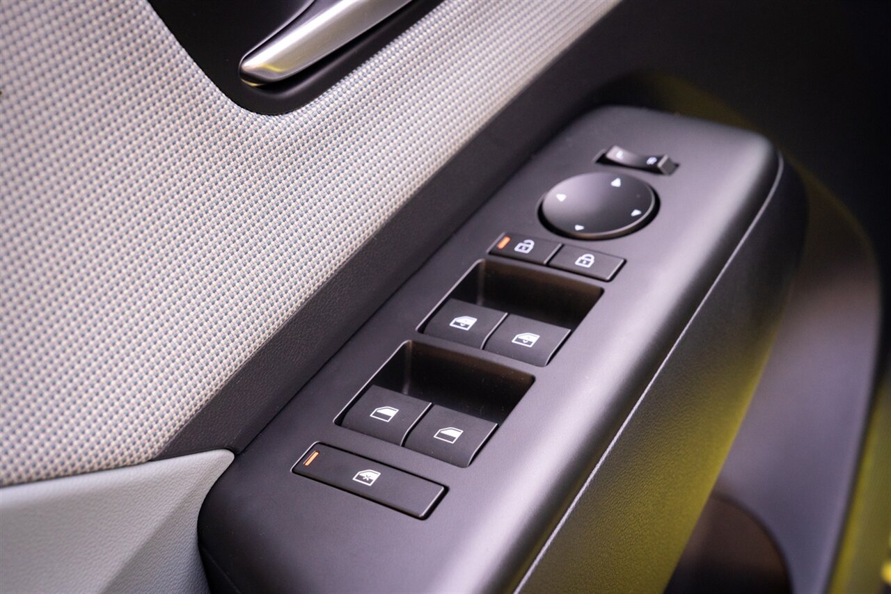 2024 Hyundai KONA Electric Limited   - Photo 25 - Renton, WA 98057