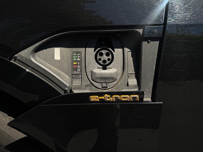 2021 Audi e-tron quattro Premium Plus   - Photo 11 - Renton, WA 98057