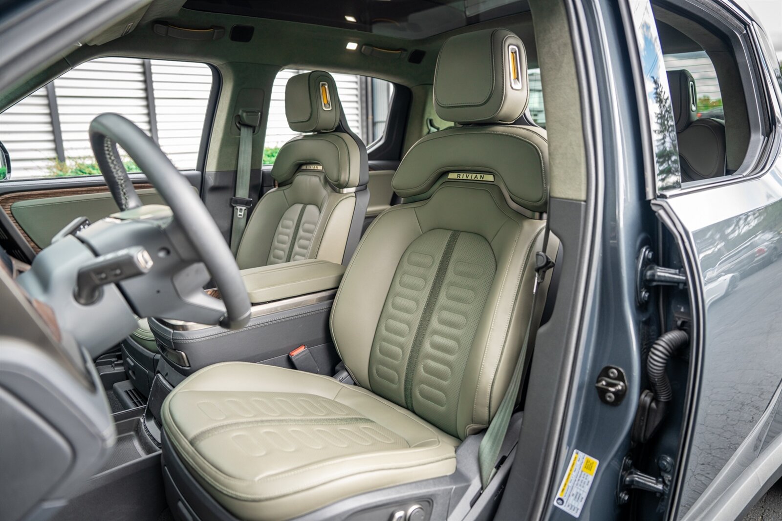 2023 Rivian R1T Adventure   - Photo 37 - Renton, WA 98057