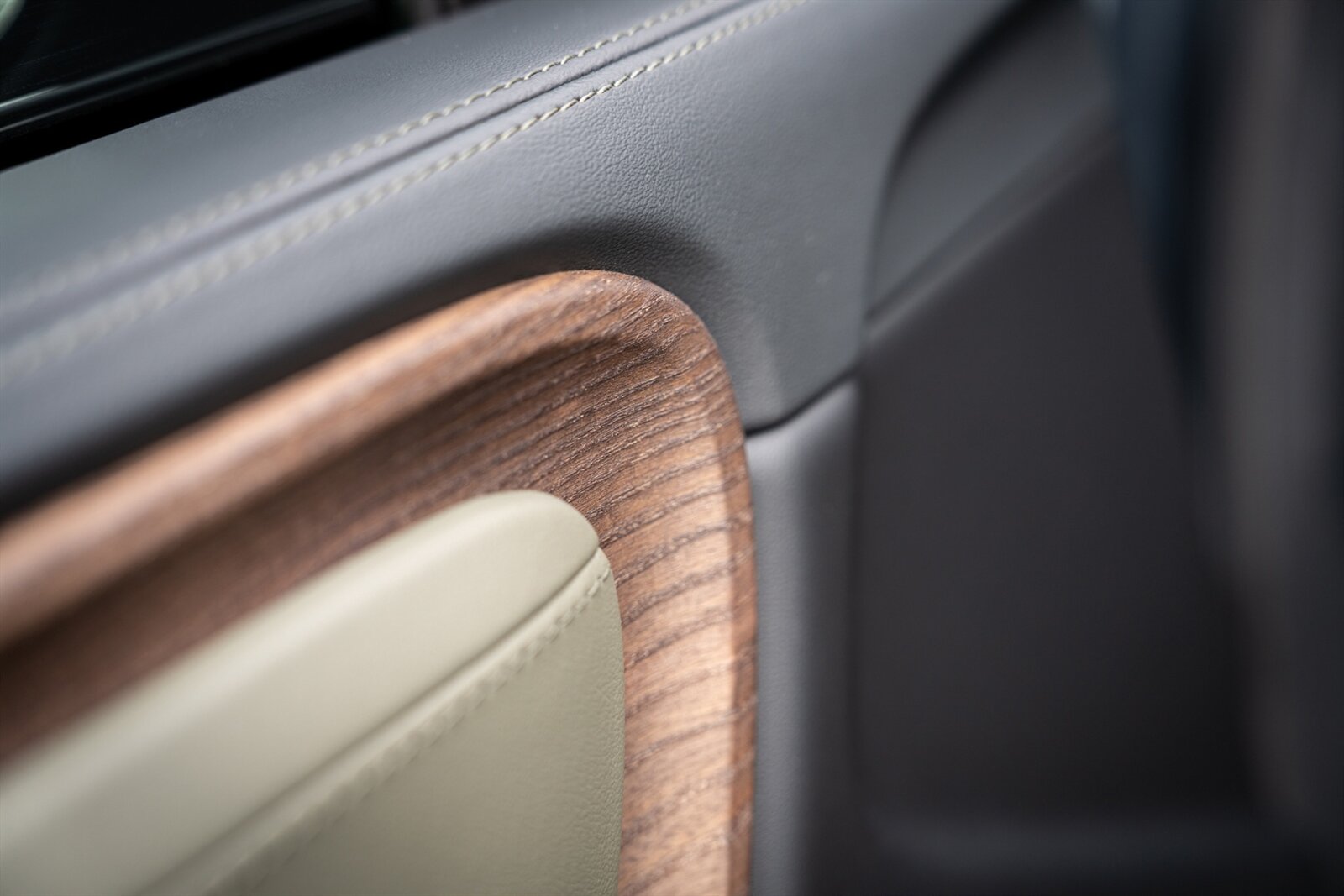 2023 Rivian R1T Adventure   - Photo 34 - Renton, WA 98057
