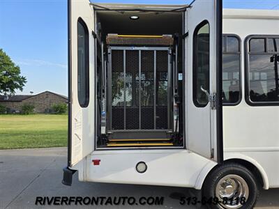 2017 Ford E450 Wheelchair Shuttle Bus   - Photo 21 - Middletown, OH 45042