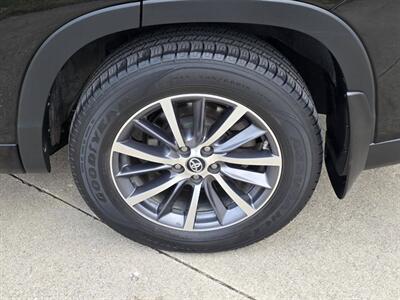 2017 Toyota Highlander XLE AWD 4dr SUV - Photo 32 - Middletown, OH 45042