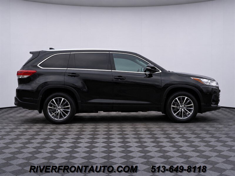 2017 Toyota Highlander XLE AWD 4dr SUV - Photo 8 - Middletown, OH 45042