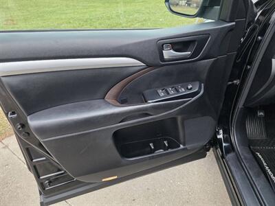 2017 Toyota Highlander XLE AWD 4dr SUV - Photo 9 - Middletown, OH 45042