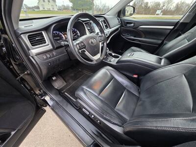 2017 Toyota Highlander XLE AWD 4dr SUV - Photo 3 - Middletown, OH 45042