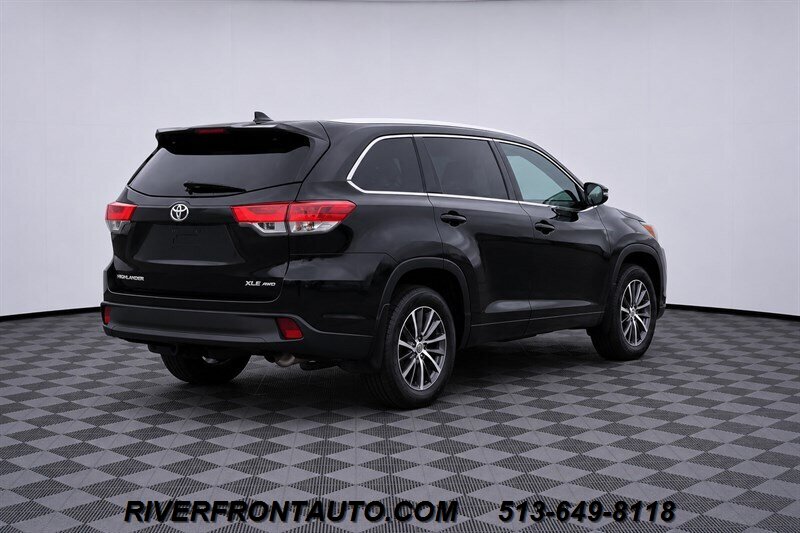 2017 Toyota Highlander XLE AWD 4dr SUV - Photo 2 - Middletown, OH 45042