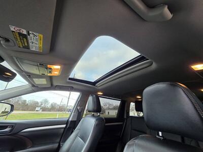 2017 Toyota Highlander XLE AWD 4dr SUV - Photo 11 - Middletown, OH 45042